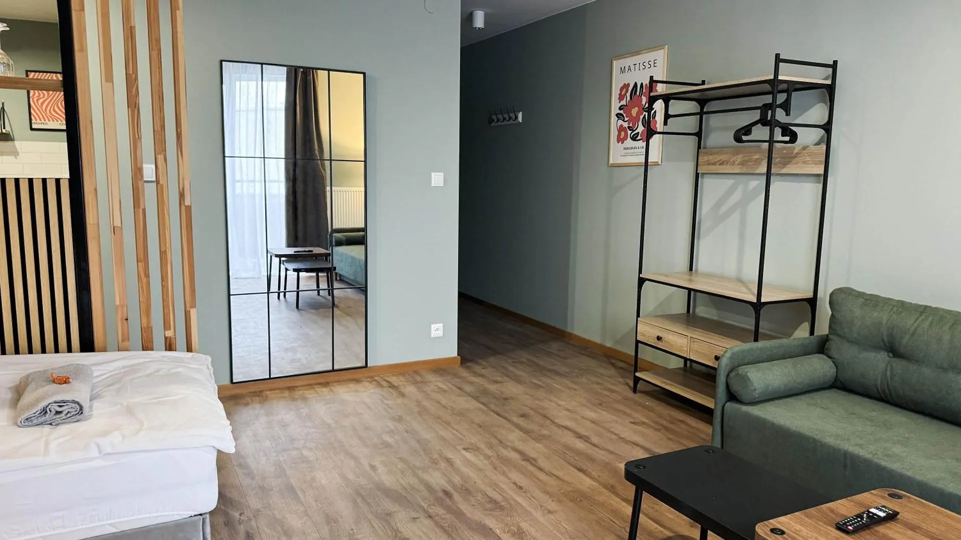 Green Studio With Balcony - Free Parking Warsaw Apartment